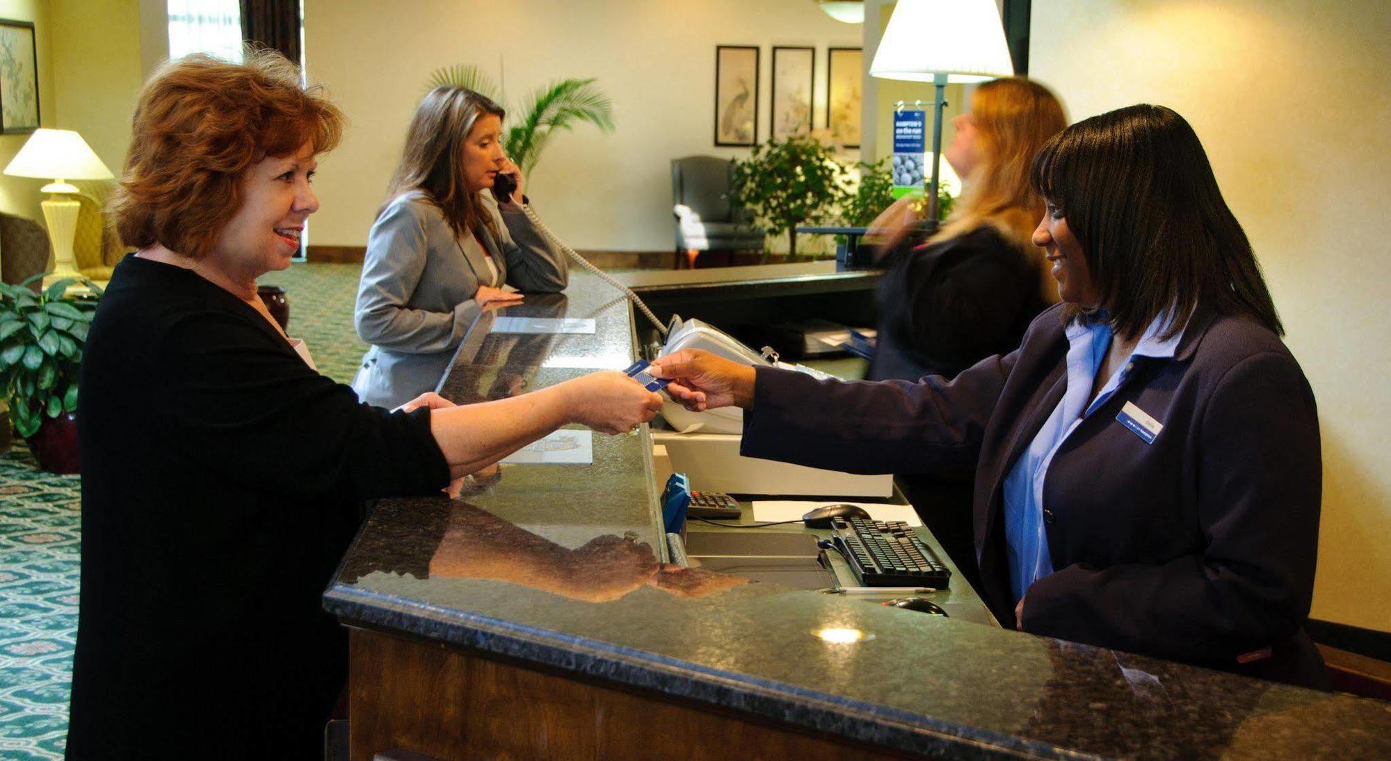 Hampton Inn Kinston Beltér fotó